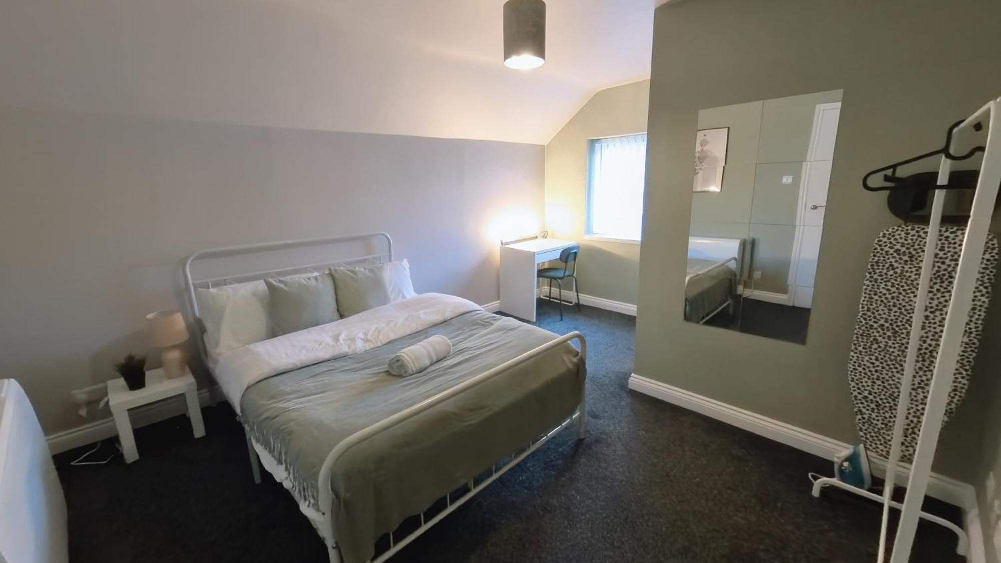 Group Bookings: Up To 30 Guests Across 5 Spacious Flats! Keyless Access Free Wifi & Parking Birmingham Esterno foto